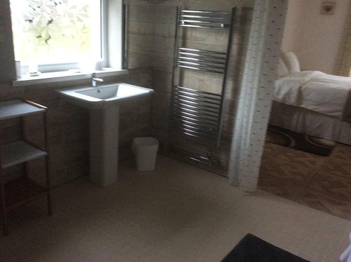 Pembrokeshire Fields Hotel ฮาเวอร์ฟอร์ดเวสต์ ภายนอก รูปภาพ